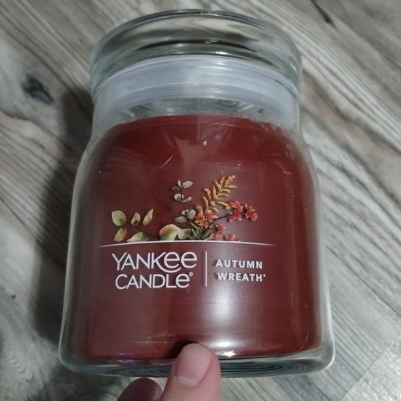 Yankee Candle 13 oz Autumn Wreath Two Wick - Picture 1 of 3